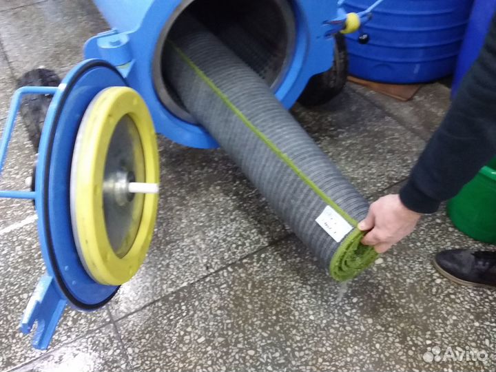 Рабочий на фабрику чистки ковров