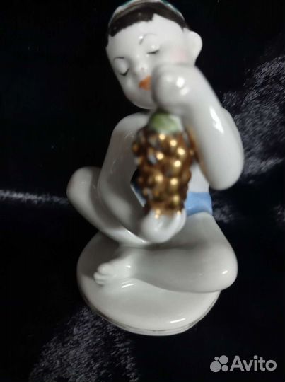 Фарфоровая статуэтка