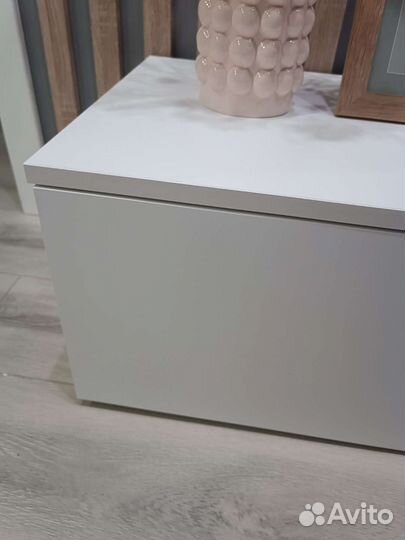 Подвесная тумба под тв белая