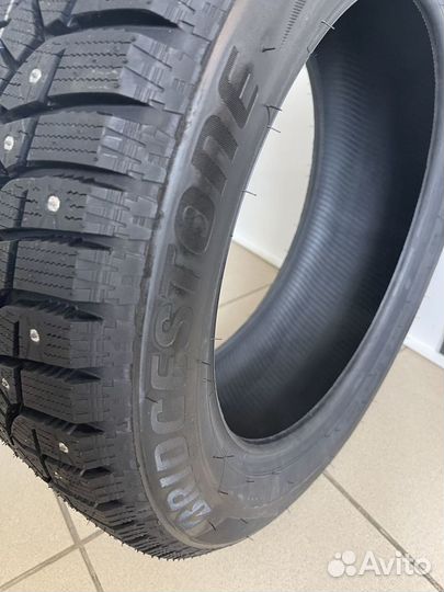 Bridgestone Blizzak Spike-02 235/45 R17 94T