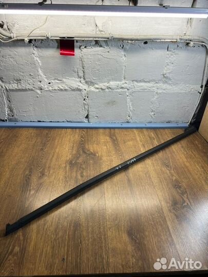 Уплотнитель стекла двери задний левый Skoda Rapid