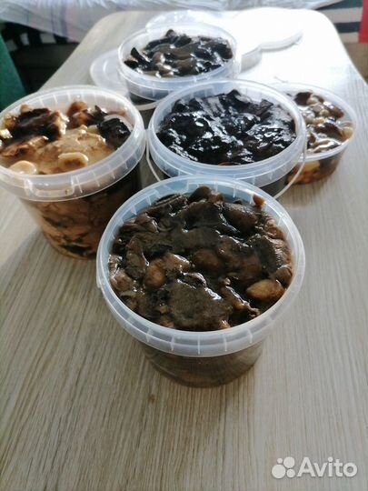 Грибы грузди соленые, маслёнок солено-маринованный