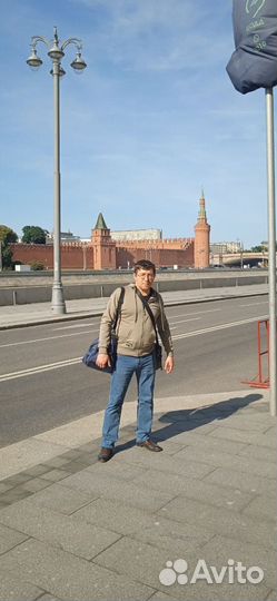 Бетонщик на заливке фундаментов