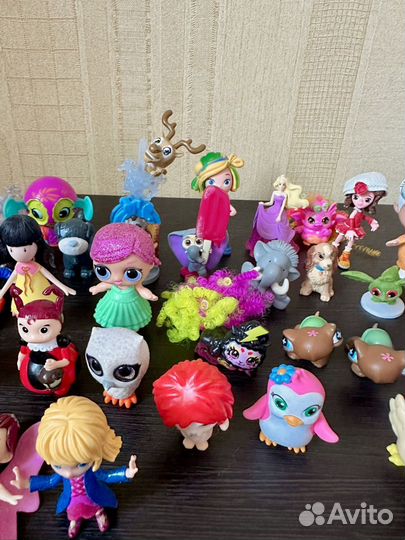 Коробка мелких игрушек и фигурок