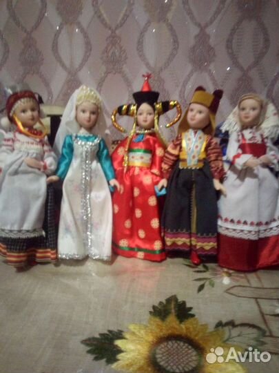 Коллекция кукол в народных костюмах 20 штук