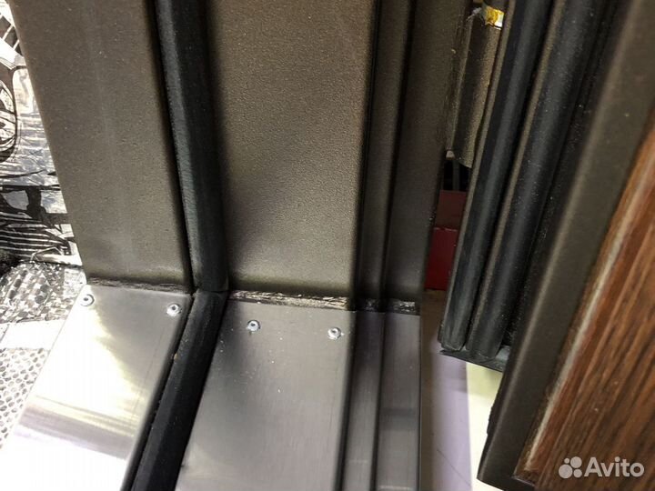 Уличная дверь