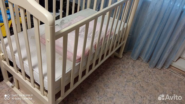 Детская кроватка с маятником