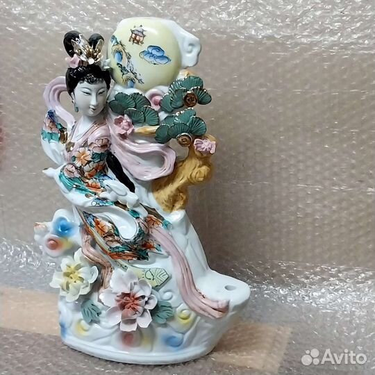 Фарфоровая статуэтка 