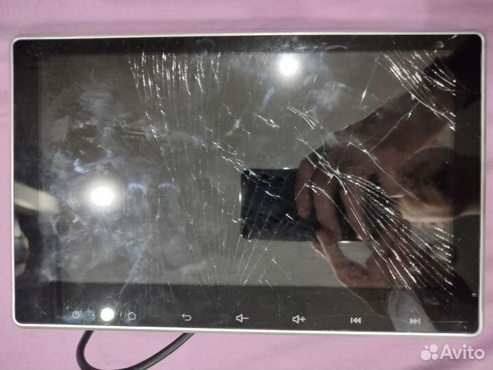 Автомобильный планшет сломанный