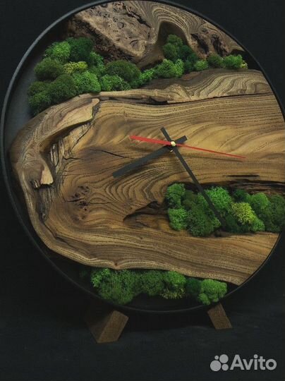 Часы из слэба со мхом