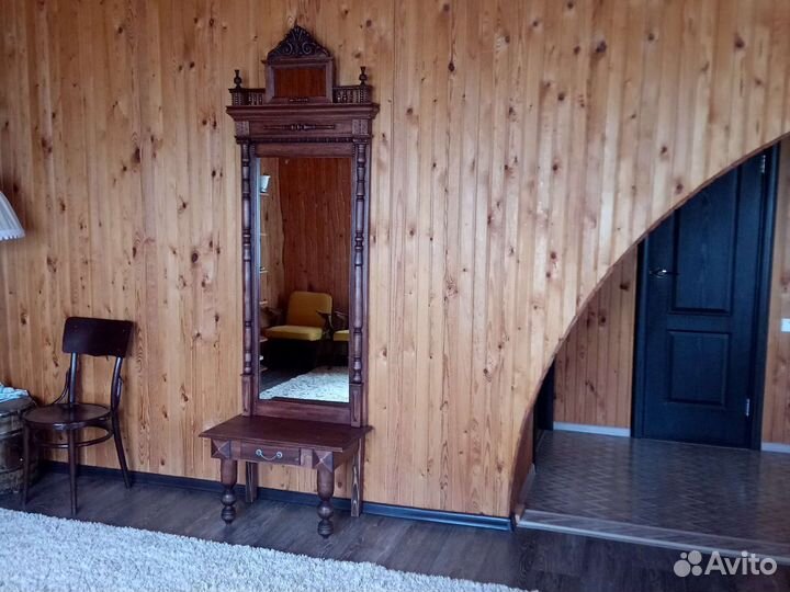 Старинное зеркало с консолью