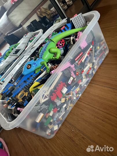 Ящик с конструктором лего