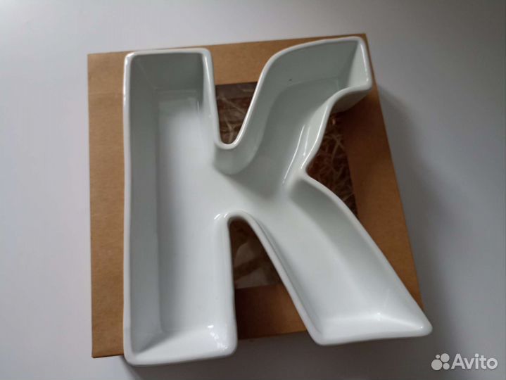 Керамическая тарелка в форме буквы К