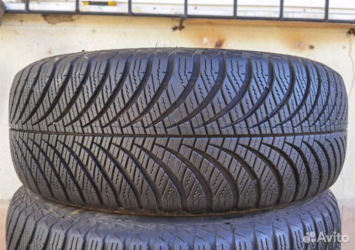 Goodyear Vector 4Seasons Gen-2 215/60 R17 96H