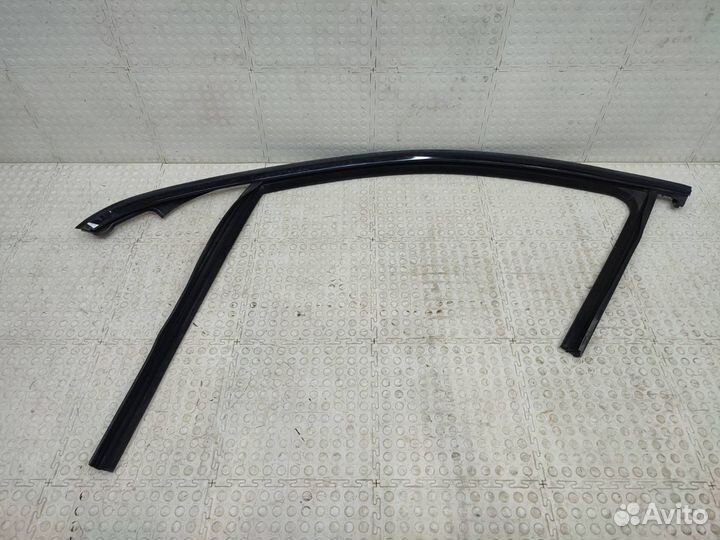 Уплотнитель стекла двери передний левый