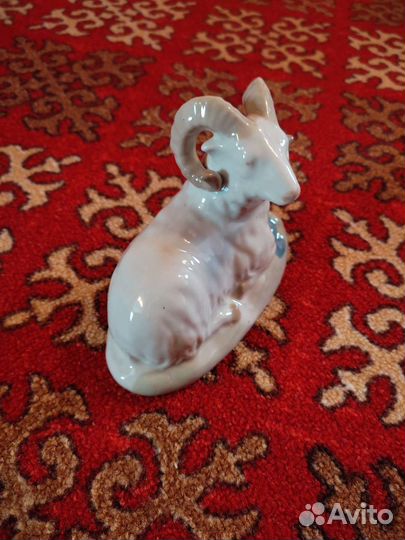 Фарфоровая статуэтка