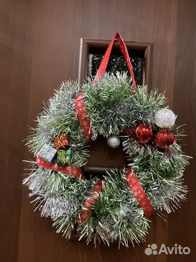 Новогодний венок на дверь ручной работы