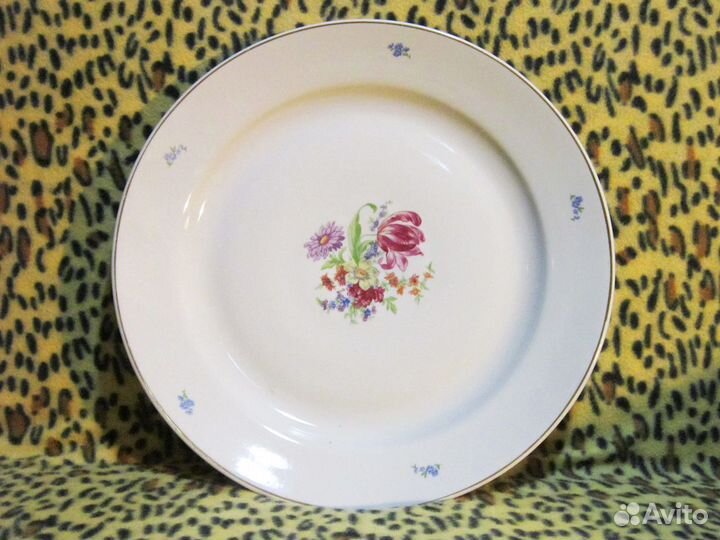 Фарфоровое блюдо завода Дулево