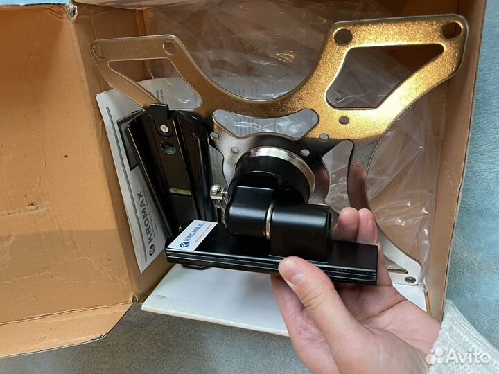 Шарнирный кроншнейн для телевизора