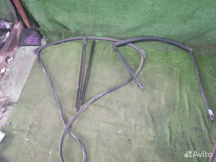 Уплотнение двери переднее левое Ford Explorer 4