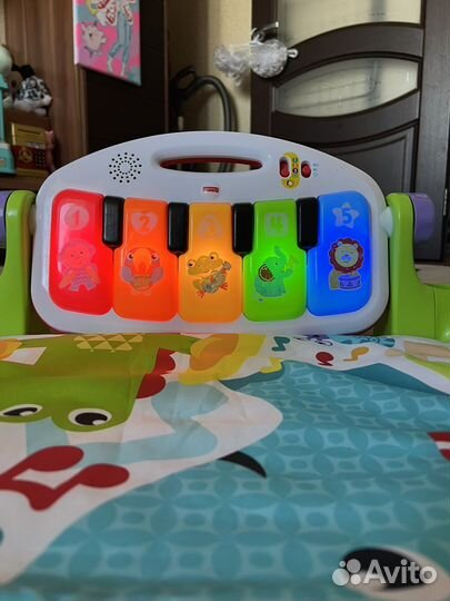 Развивающий коврик Fisher price с пианино