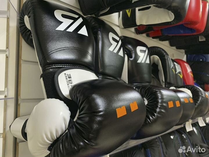 Боксёрские перчатки разных размеров D3