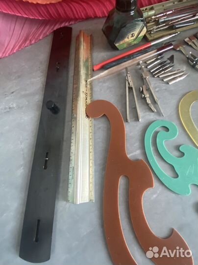 Лекало, ручки с перьями,зелёные чернила,линейки