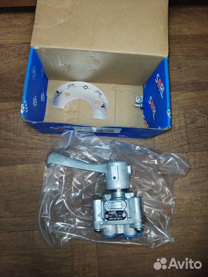 Кран ручного управления подвеской