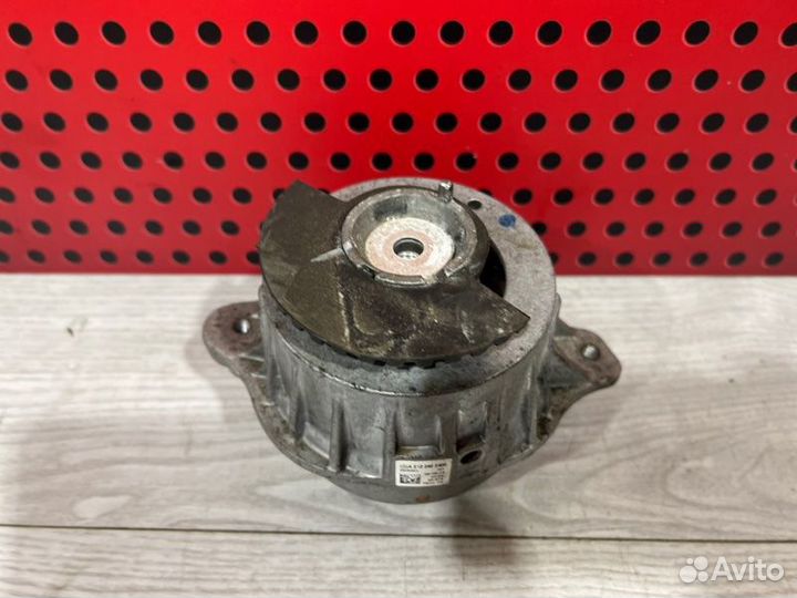 Подушка крепления двигателя Mercedes-Benz E-Class