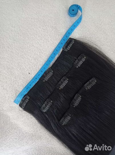 Волосы чёрные на заколке