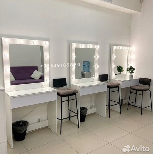 Туалетный столик с зеркалом