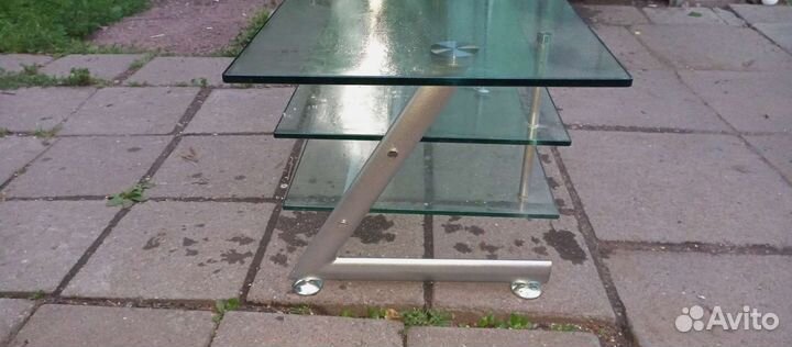 Стеклянный тумбь под телевизором
