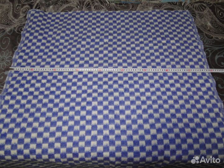 Вязаное шерстяное одеяльце