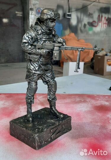 Скульптура российского солдата