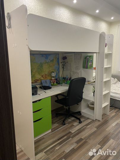 Детская кровать чердак со столом и шкафом