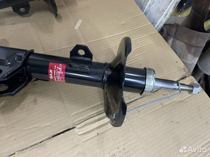 Стойки амортизатора Kayaba передние Toyota Avensis