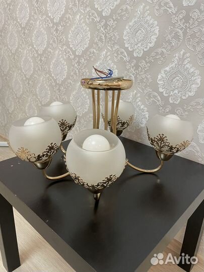 Люстра с лампочками