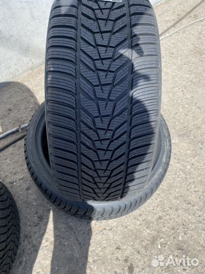 Hankook Winter I'Cept Evo 3 W330 245/35 R20 и 275/30 R20