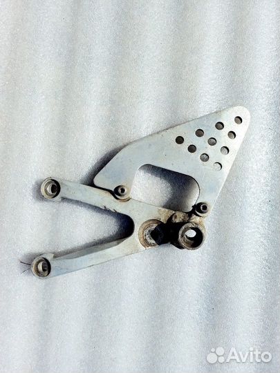 Yamaha YZF-R6 02 левый водительский кронштейн