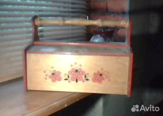 Пластиковая хлебница и деревянные