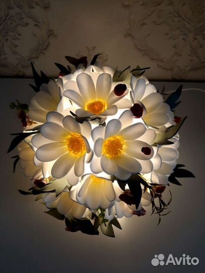 Светильники ромашки, крокусы. Ростовые цветы