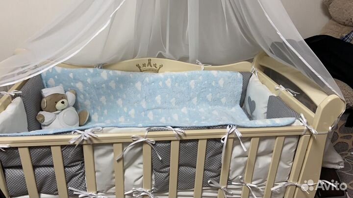 Детская кроватка с маятником