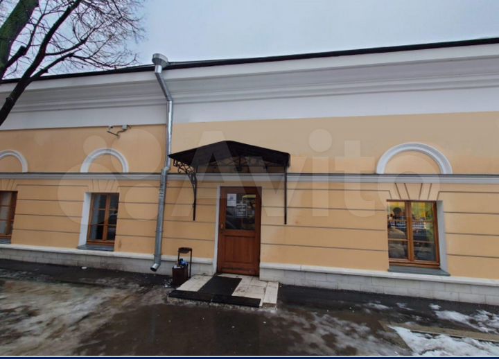 Помещение с отдельным входом с улицы рядом со вход