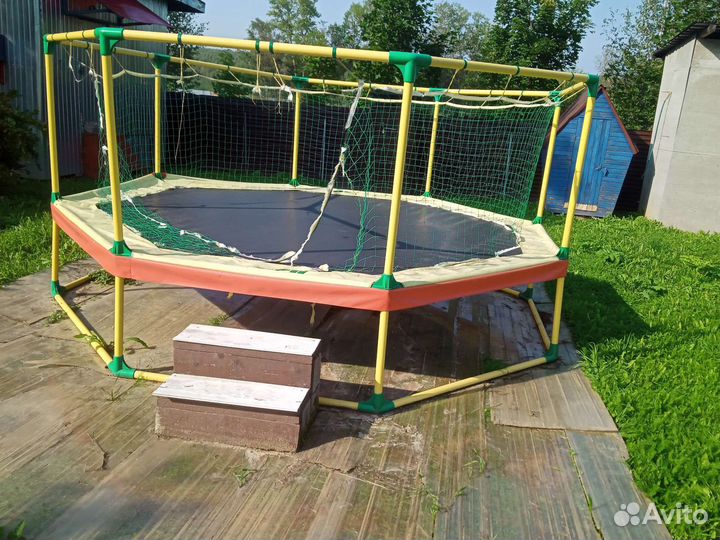 Батут с защитной сеткой