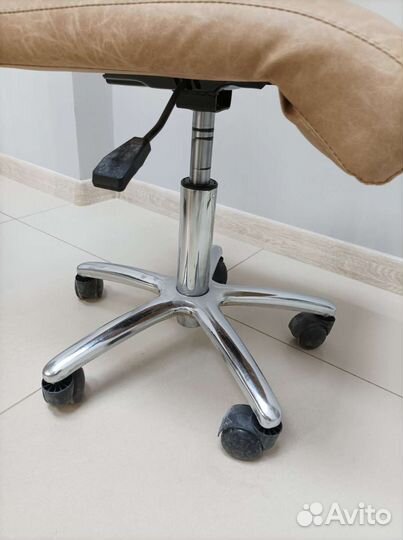 Стул мастера маникюра педикюра