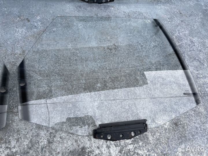 Стекло двери для Audi 100 C3