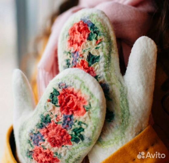 Шапка женская и варежки (шерсть 100)