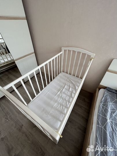 Детская кроватка белая