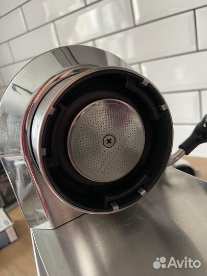 Кофеварка рожковая DeLonghi EC685.M