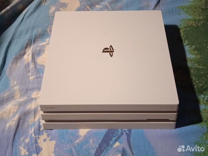 PlayStation 4 Pro + геймпад от ps4 + 4 игры